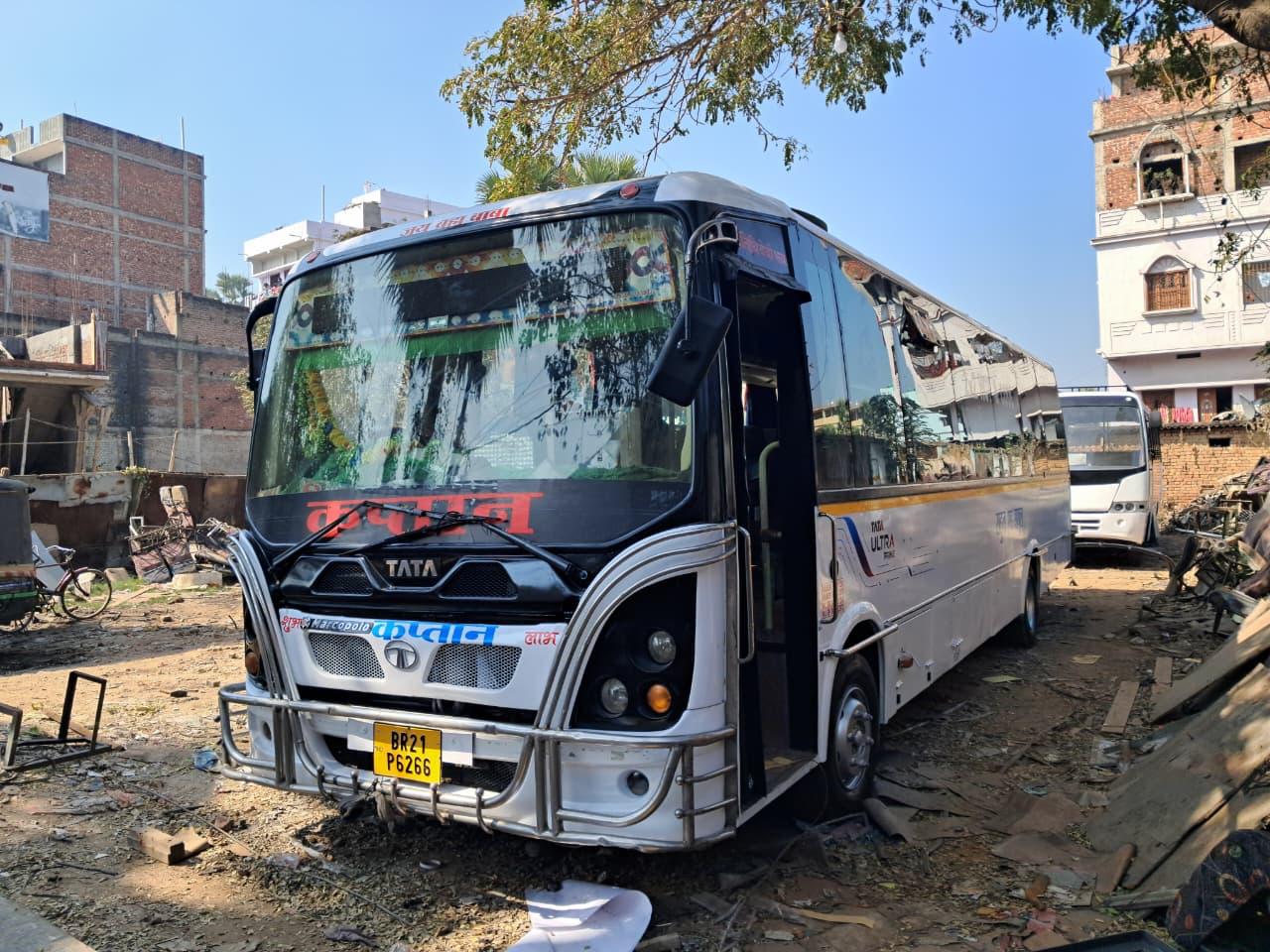 Kaptan bus front, angled parked view