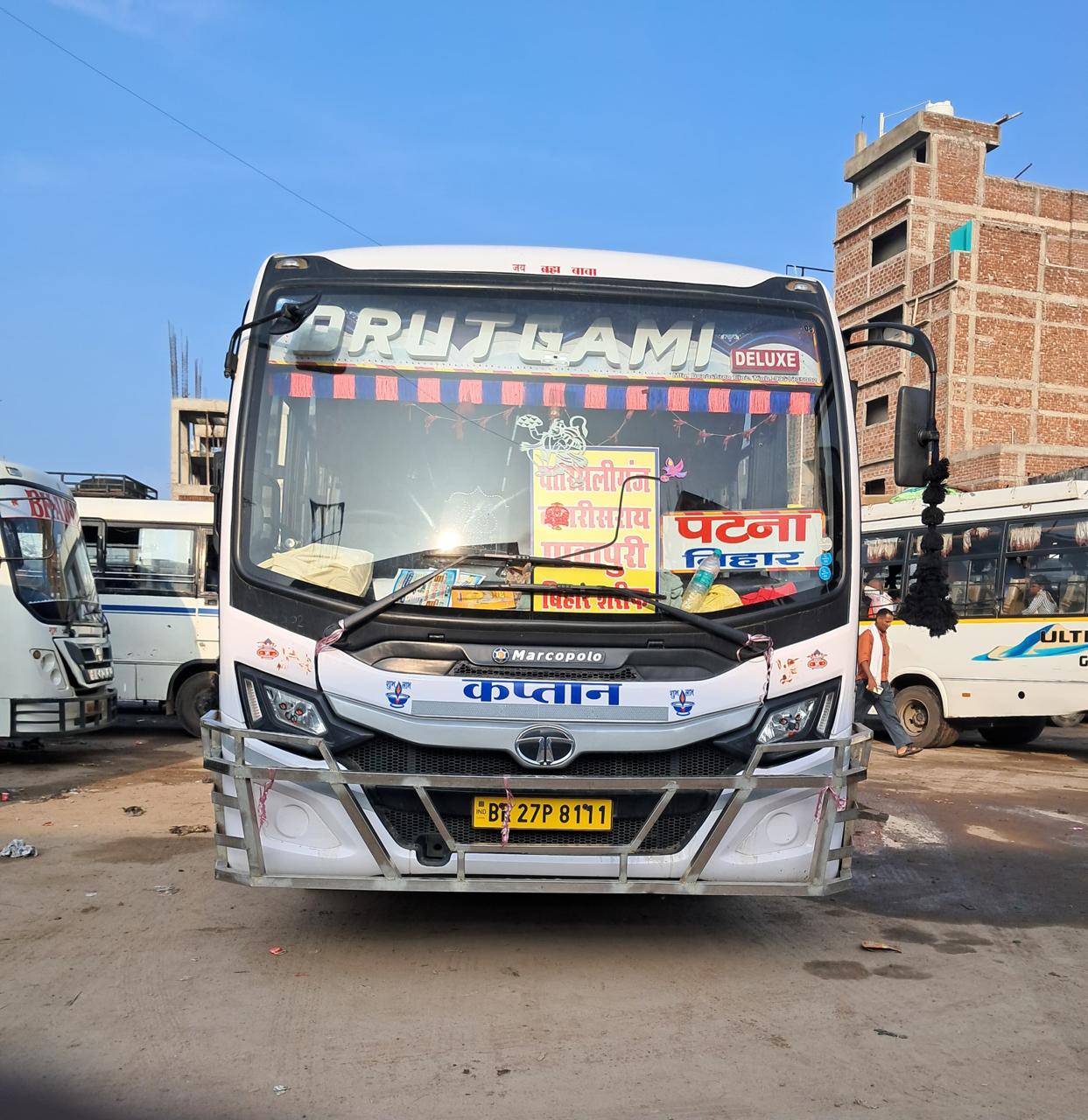 Drutgami Deluxe bus front, busy stand